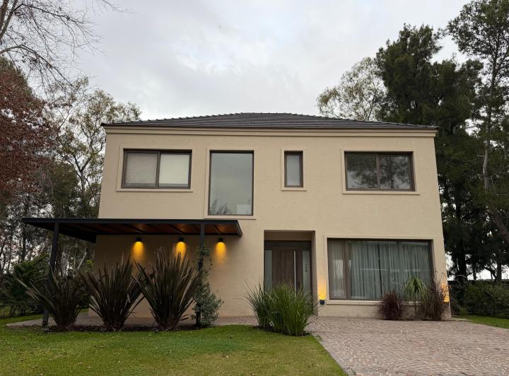 Casa · 280m² · 5 Ambientes · 4 Cocheras