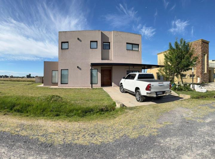 Casa · 200m² · 6 Ambientes · 2 Cocheras