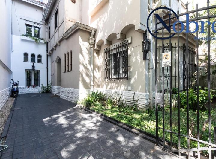 Casa · 329m² · 6 Ambientes · 2 Cocheras
