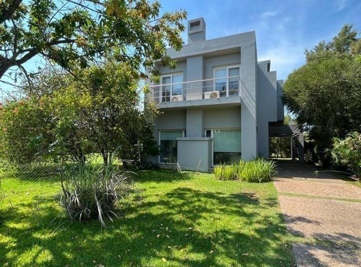 Casa · 160m² · 4 Ambientes · 1 Cochera