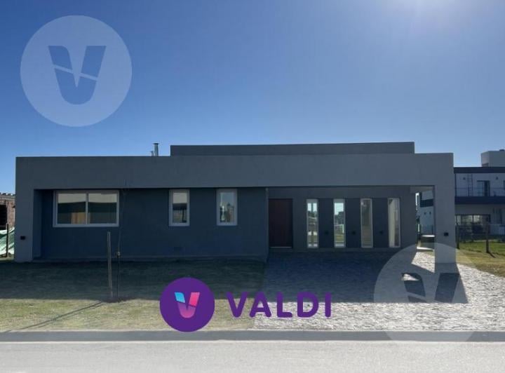 Casa · 121m² · 5 Ambientes · 4 Cocheras