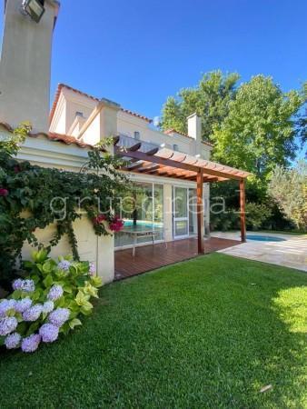 Casa · 200m² · 6 Ambientes