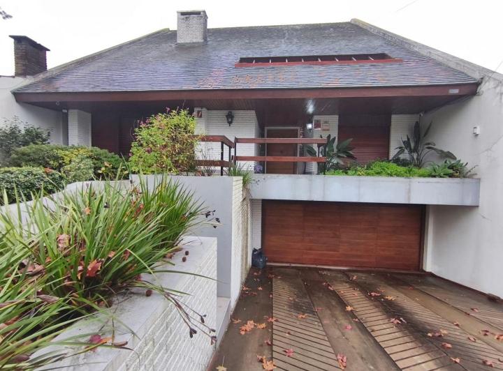 Casa · 400m² · 5 Ambientes · 2 Cocheras
