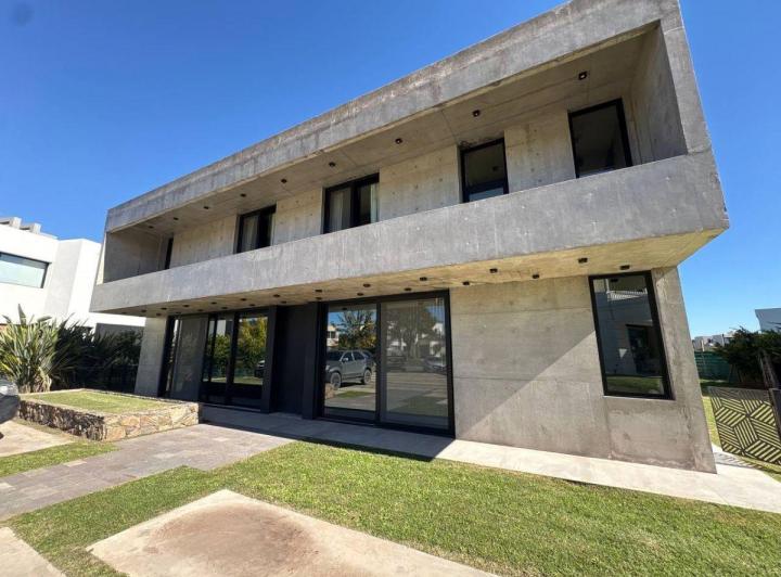 Casa · 400m² · 6 Ambientes · 6 Cocheras
