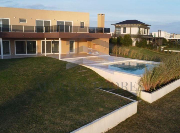 Casa · 229m² · 6 Ambientes · 6 Cocheras