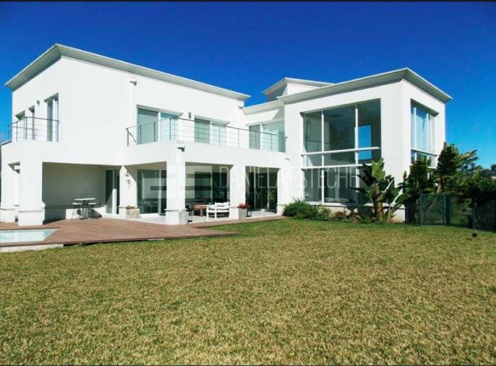 Casa · 350m² · 3 Dormitorios · 2 Cocheras