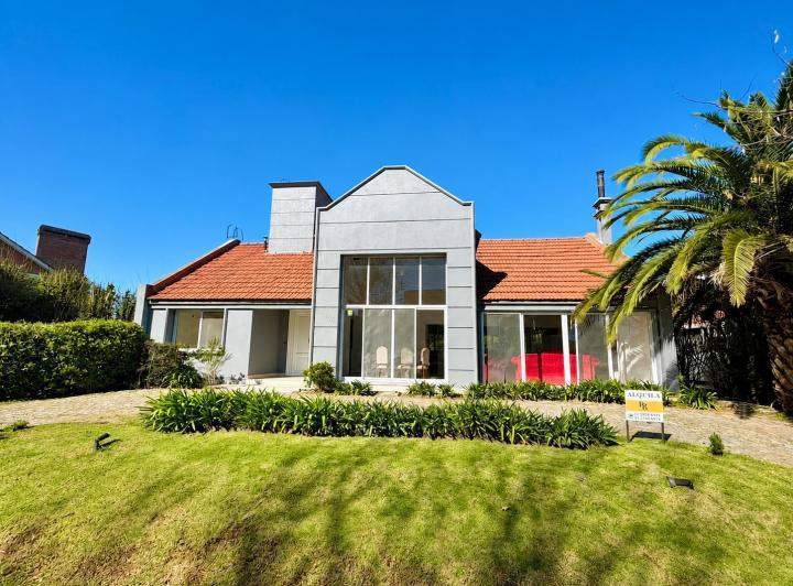 Casa · 550m² · 4 Ambientes · 3 Cocheras