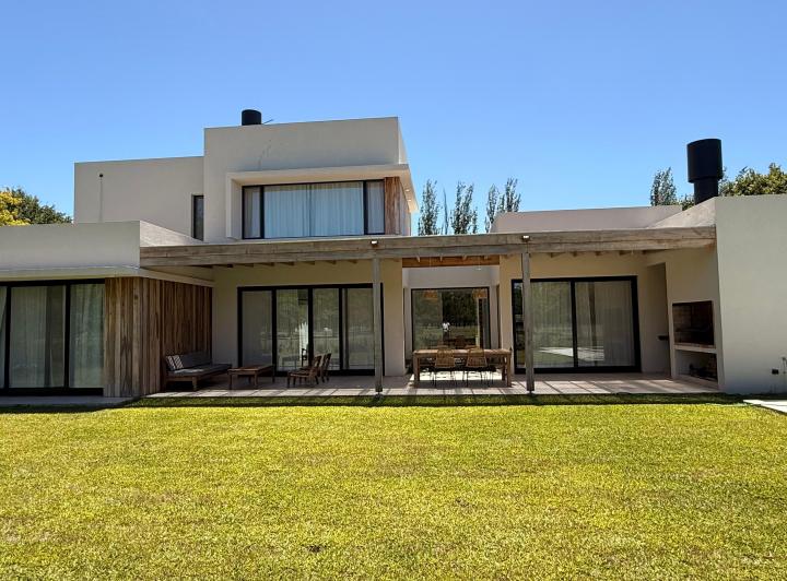 Casa · 320m² · 5 Ambientes · 2 Cocheras