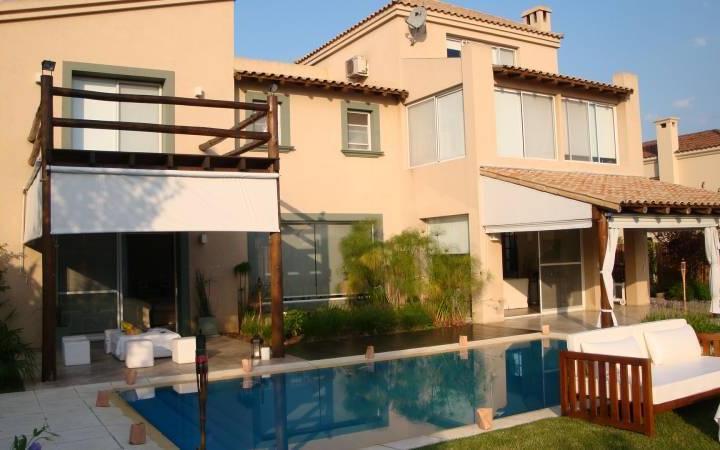 Casa · 200m² · 7 Ambientes · 2 Cocheras