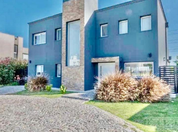 Casa · 230m² · 6 Ambientes · 2 Cocheras