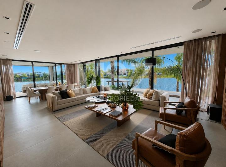 Casa · 550m² · 8 Ambientes · 2 Cocheras
