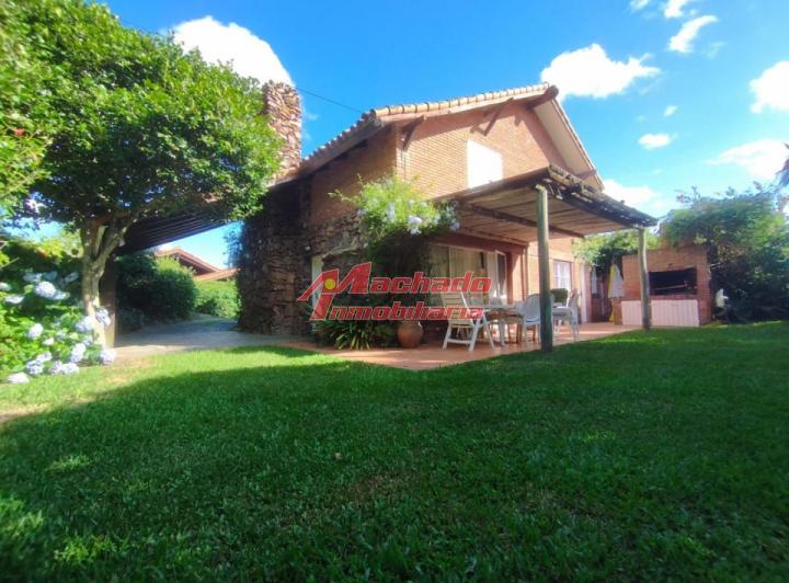 Casa · 4 Ambientes · 1 Cochera