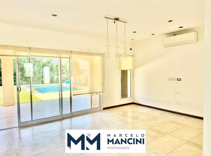 Casa · 250m² · 5 Ambientes · 4 Cocheras