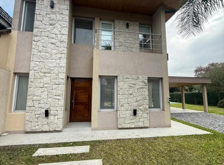 Casa · 940m² · 4 Ambientes · 1 Cochera
