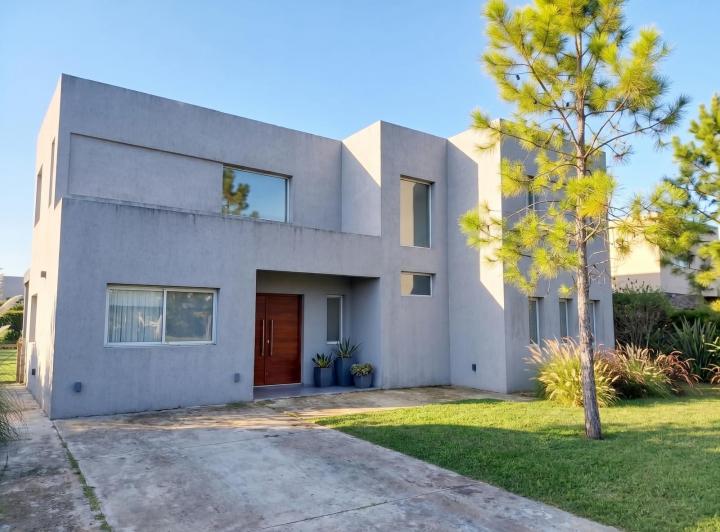 Casa · 230m² · 6 Ambientes · 4 Cocheras