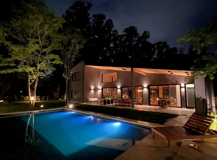 Casa · 380m² · 5 Ambientes · 2 Cocheras
