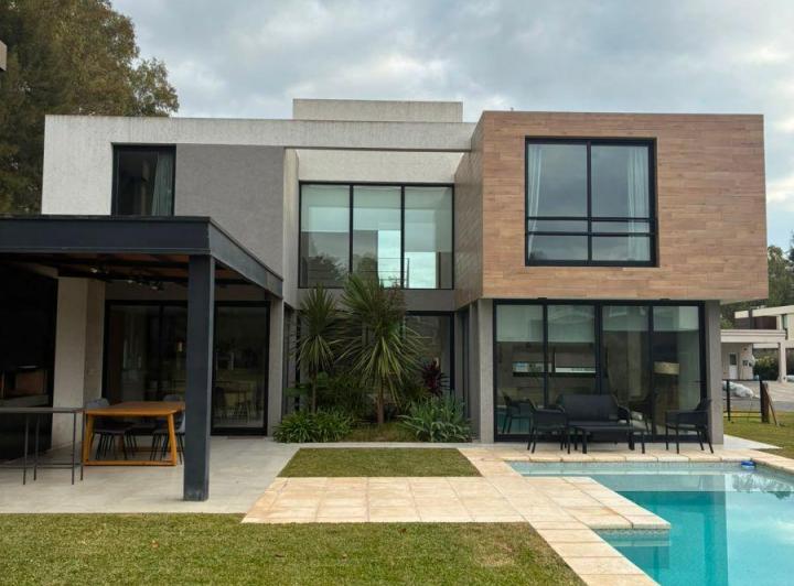 Casa · 220m² · 4 Ambientes · 2 Cocheras
