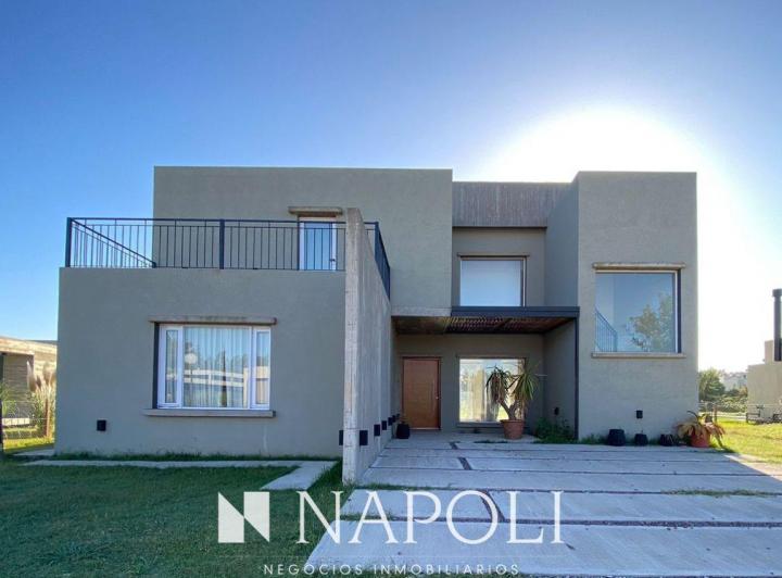 Casa · 190m² · 5 Ambientes · 1 Cochera