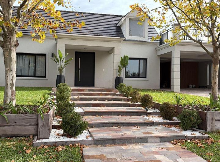 Casa · 188m² · 6 Ambientes · 4 Cocheras