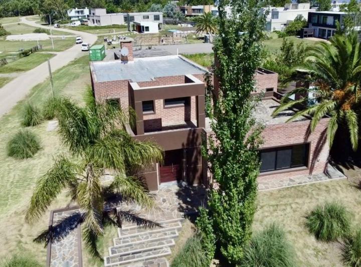 Casa · 296m² · 4 Ambientes · 1 Cochera
