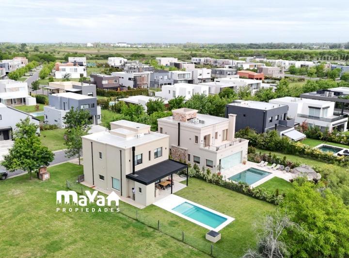 Casa · 160m² · 4 Ambientes · 2 Cocheras