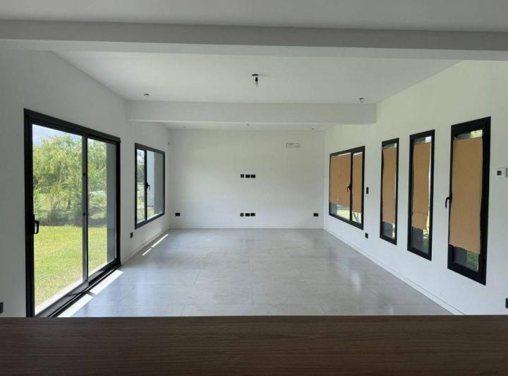 Casa · 180m² · 4 Ambientes · 2 Cocheras