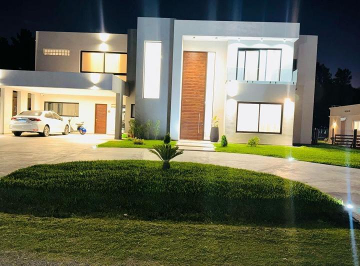 Casa · 300m² · 6 Ambientes · 2 Cocheras