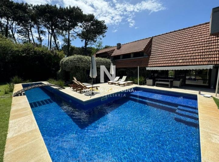 Casa · 1000m² · 5 Ambientes · 1 Cochera