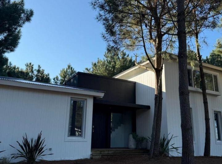 Casa · 300m² · 6 Ambientes · 1 Cochera
