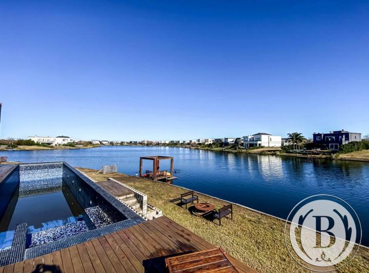 Casa · 329m² · 5 Ambientes · 2 Cocheras