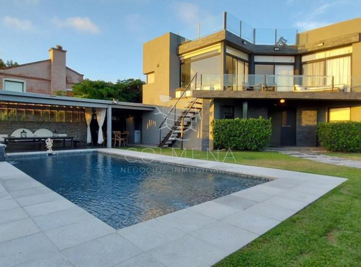 Casa · 700m² · 5 Ambientes · 1 Cochera