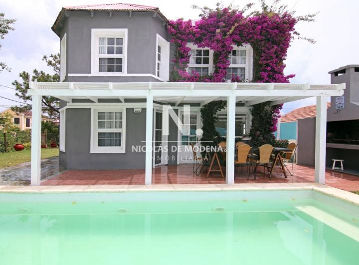 Casa · 360m² · 6 Ambientes · 1 Cochera