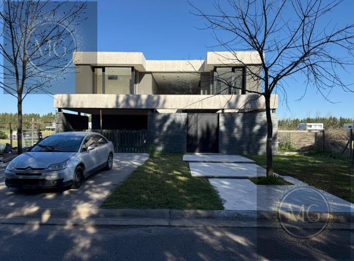 Casa · 477m² · 7 Ambientes · 2 Cocheras