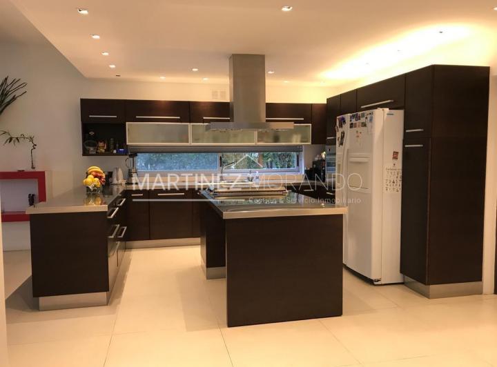 Casa · 420m² · 8 Ambientes · 5 Cocheras