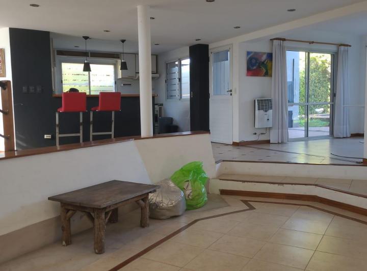 Casa · 250m² · 6 Ambientes · 3 Cocheras