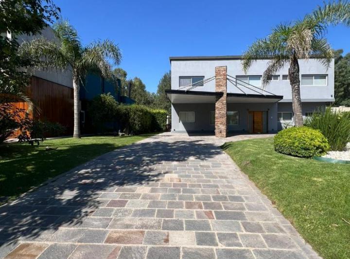 Casa · 349m² · 7 Ambientes · 3 Cocheras