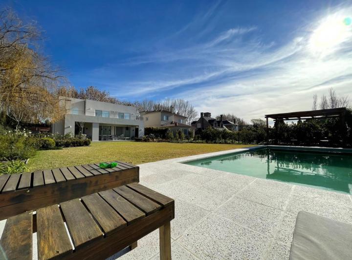 Casa · 300m² · 7 Ambientes · 2 Cocheras