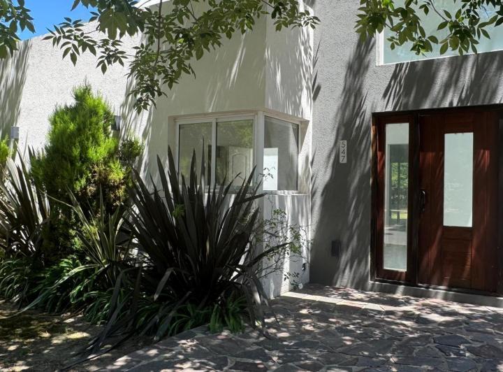 Casa · 183m² · 4 Ambientes · 2 Cocheras