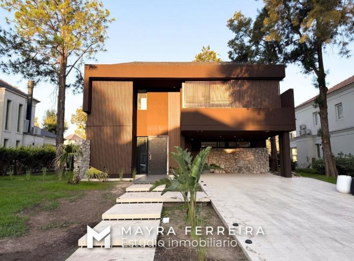 Casa · 303m² · 6 Ambientes · 4 Cocheras