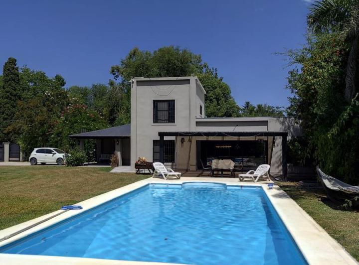 Casa · 200m² · 6 Ambientes · 4 Cocheras