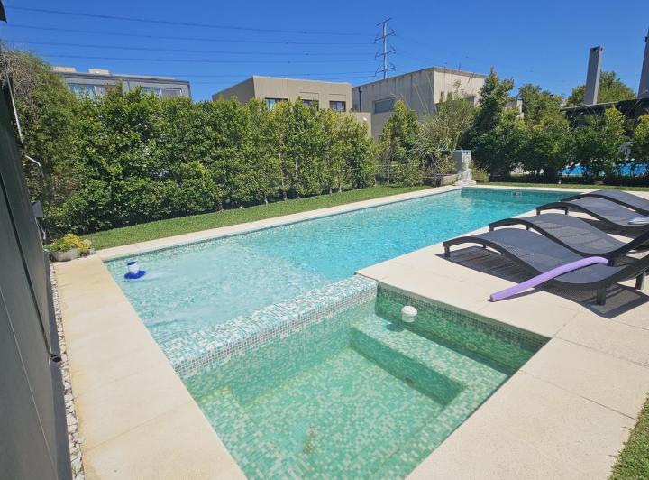 Casa · 200m² · 6 Ambientes · 4 Cocheras