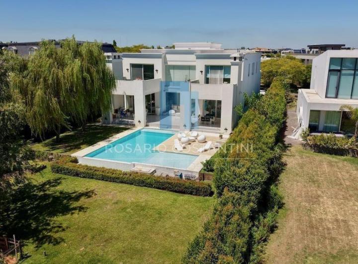 Casa · 469m² · 7 Ambientes · 1 Cochera