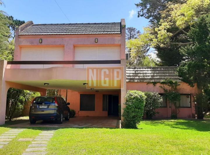 Casa · 400m² · 5 Ambientes · 1 Cochera