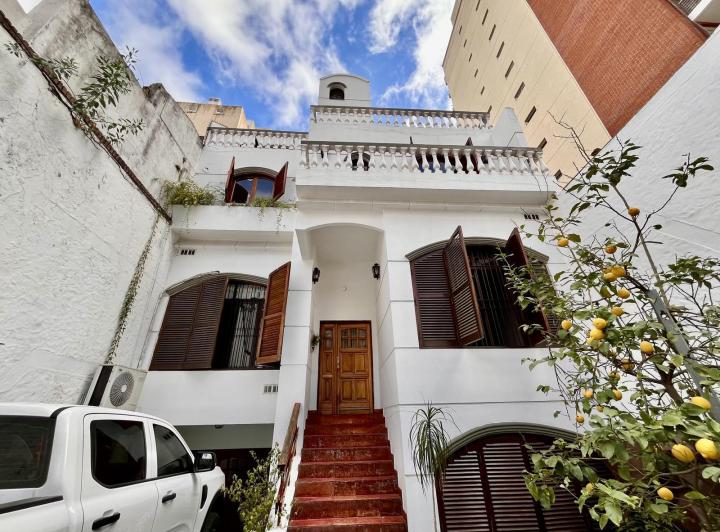 Casa · 300m² · 7 Ambientes · 2 Cocheras
