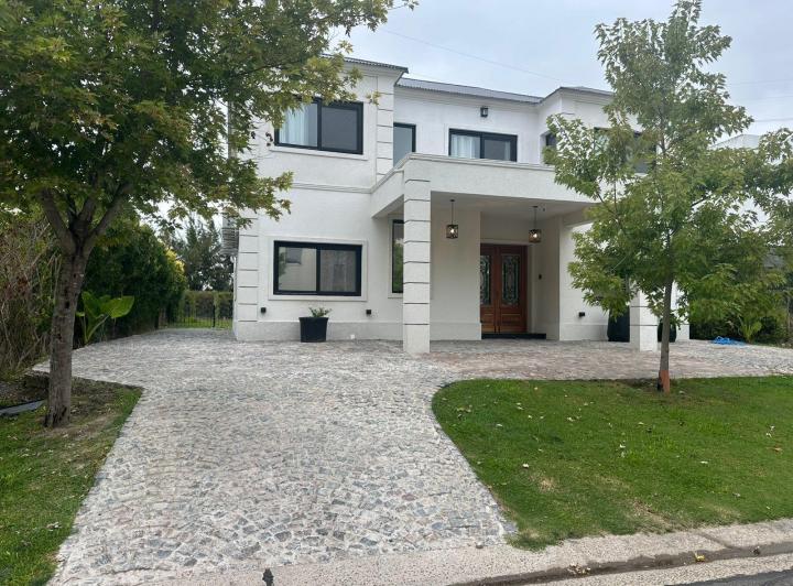 Casa · 255m² · 5 Ambientes · 2 Cocheras