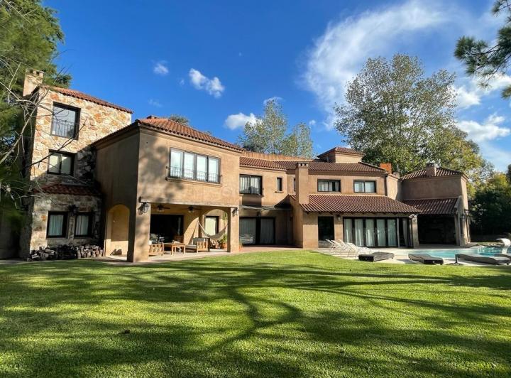 Casa · 650m² · 7 Ambientes · 3 Cocheras