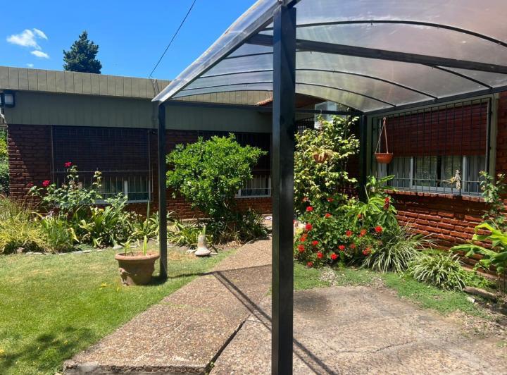 Casa · 360m² · 6 Ambientes · 3 Cocheras