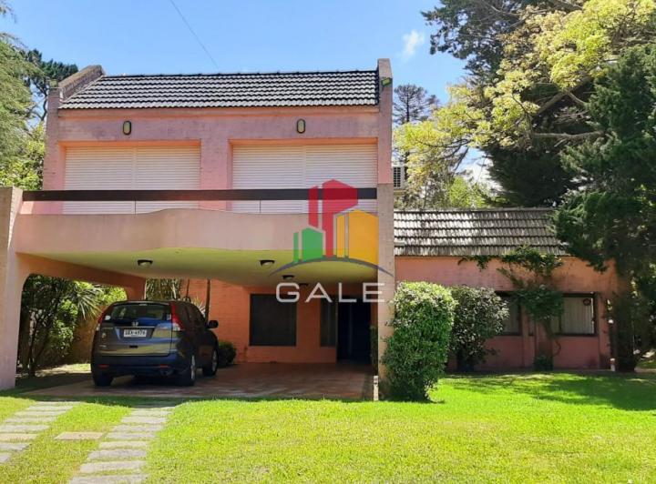 Casa · 1226m² · 6 Ambientes · 1 Cochera