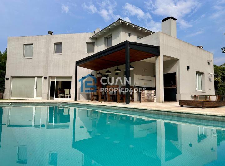 Casa · 276m² · 6 Ambientes · 3 Cocheras