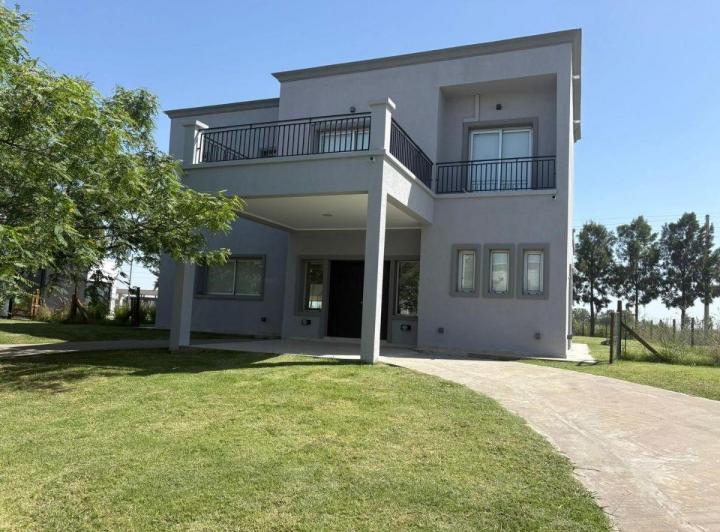 Casa · 200m² · 4 Ambientes · 3 Cocheras